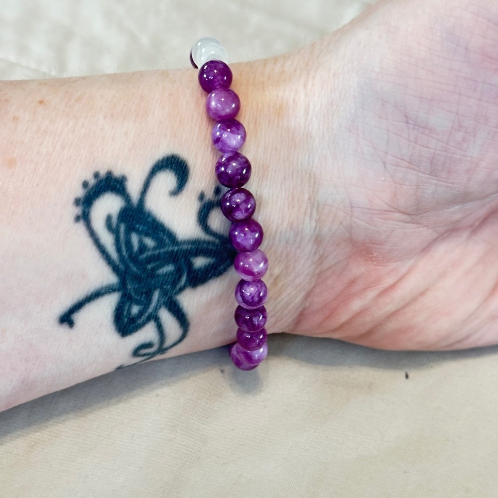 Lepidolite & Clear Quartz stone stretchy bracelet (purple & clear) round beads - Picture 8 of 11